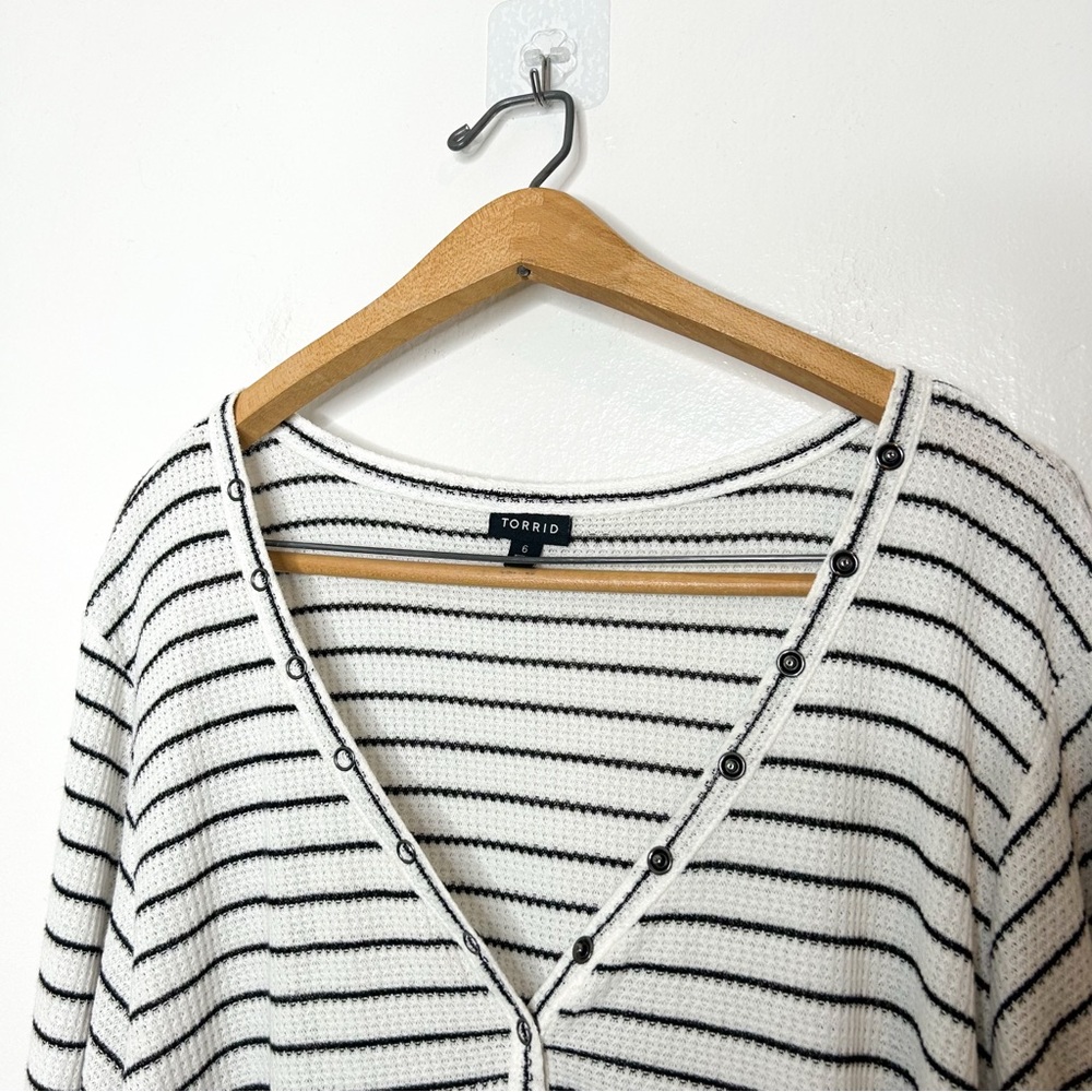 Torrid Waffle Snap Henley Long Sleeve Tee Black White Stripe Plus Size 6X - Picture 4 of 7